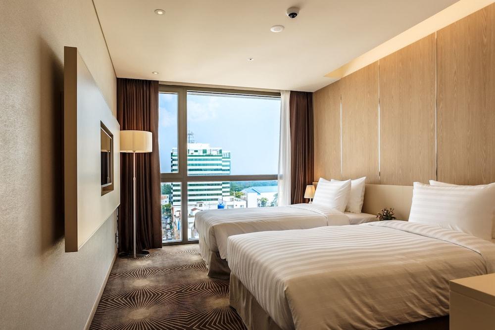 Days Hotel Jeju Seogwipo Ocean Exterior photo