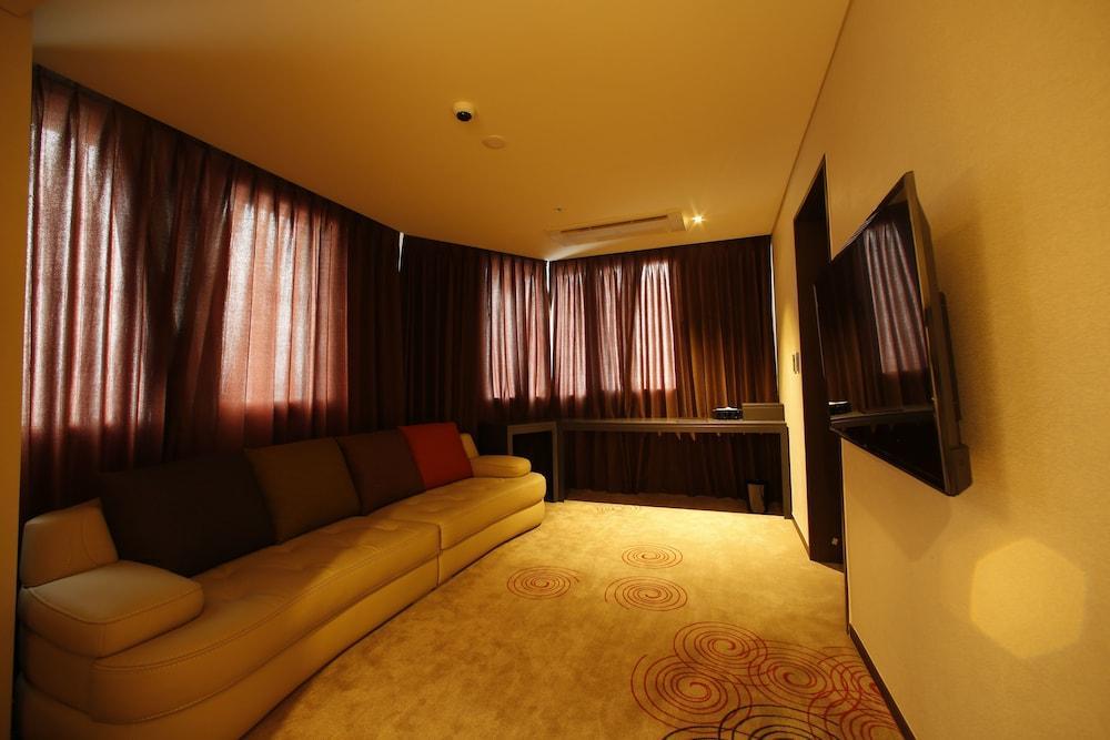 Days Hotel Jeju Seogwipo Ocean Exterior photo